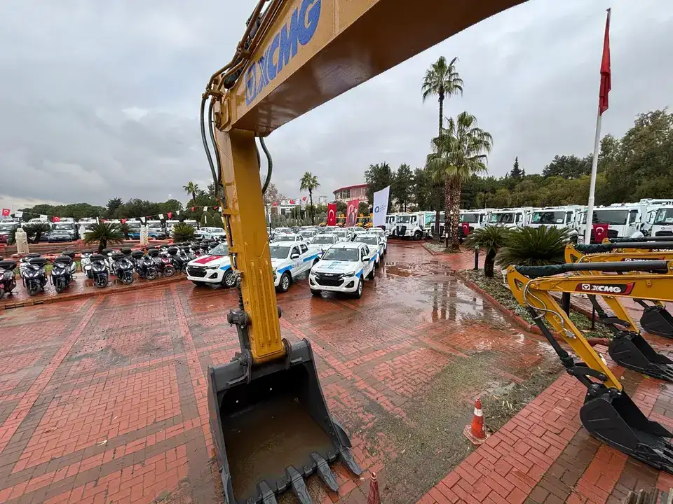 Antalya Büyükşehir hizmet filosu yenilendi: Yeni araçlar törenle tanıtıldı 14